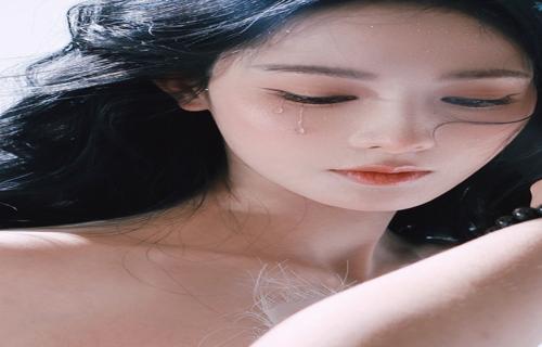 大提琴前欧阳娜娜神情专注笑容灿烂显青春